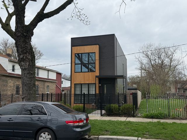 425 N Lawndale Avenue, Chicago, IL 60624