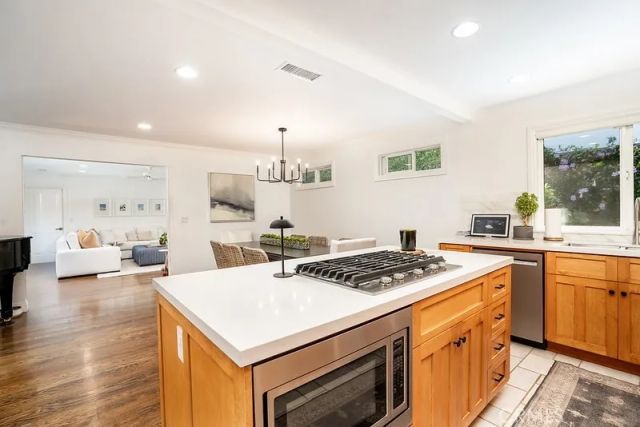 2012 Diana Lane, Newport Beach, CA 92660