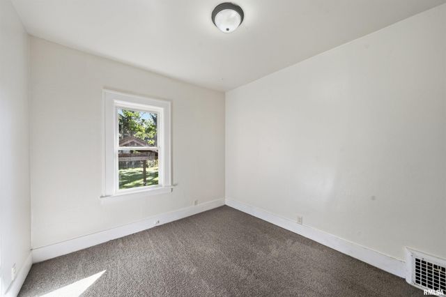 1816 W SHERMAN Avenue, Peoria, IL 61606
