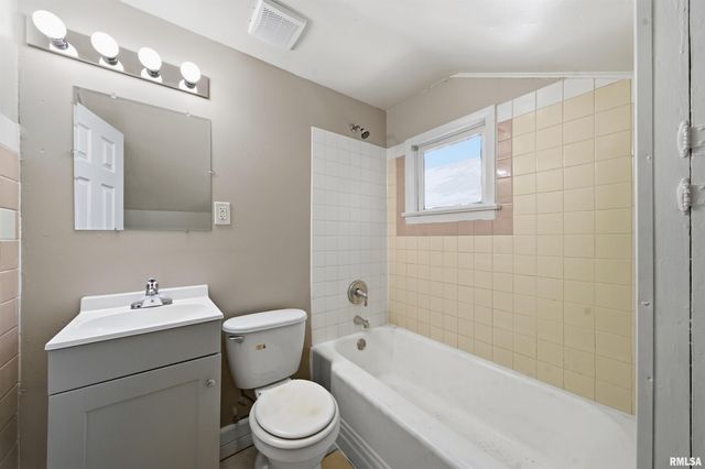 1816 W SHERMAN Avenue, Peoria, IL 61606