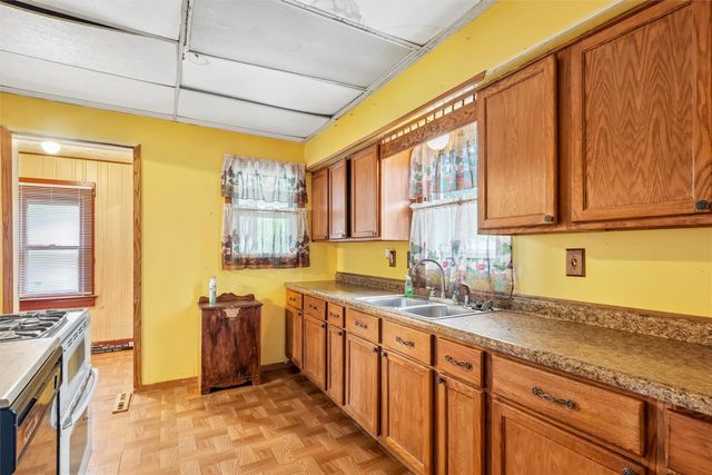 2814 E Walnut Street, Des Moines, IA 50317