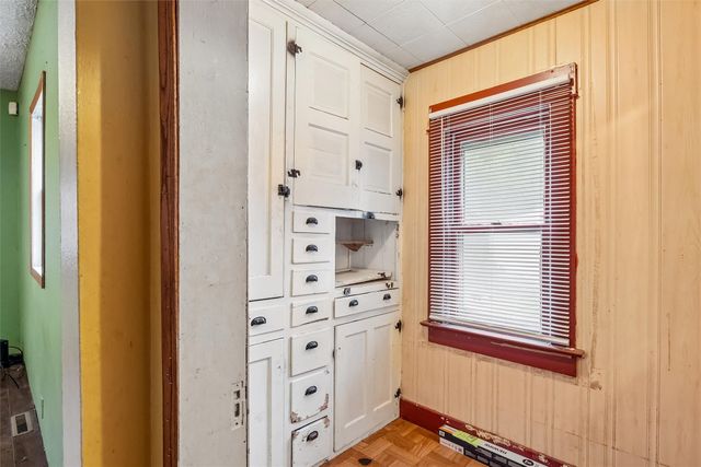 2814 E Walnut Street, Des Moines, IA 50317