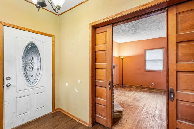 2814 E Walnut Street, Des Moines, IA 50317