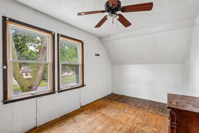 2814 E Walnut Street, Des Moines, IA 50317
