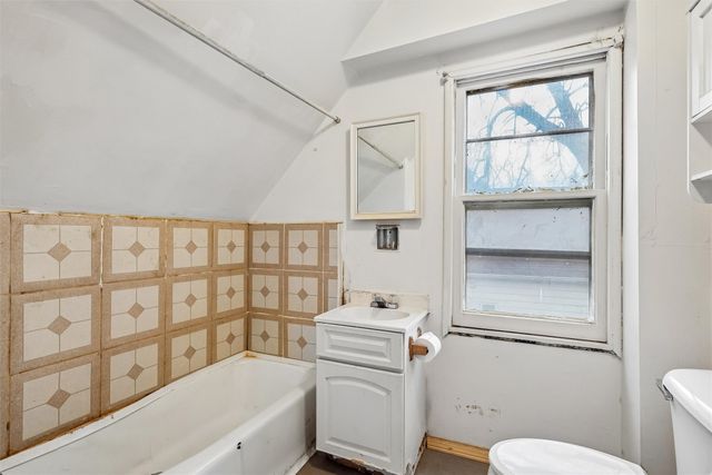2814 E Walnut Street, Des Moines, IA 50317