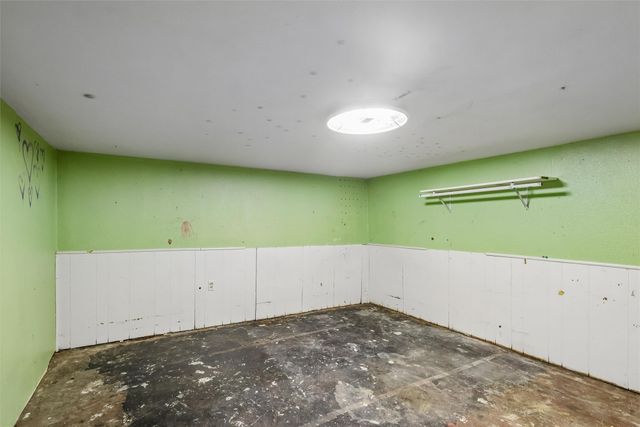 2814 E Walnut Street, Des Moines, IA 50317