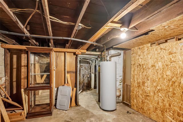 2814 E Walnut Street, Des Moines, IA 50317