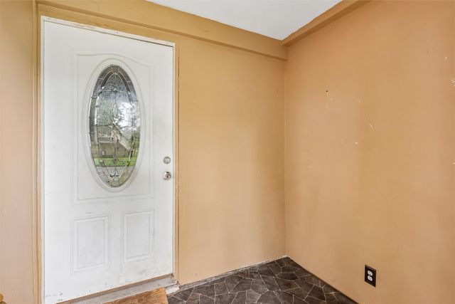 2814 E Walnut Street, Des Moines, IA 50317