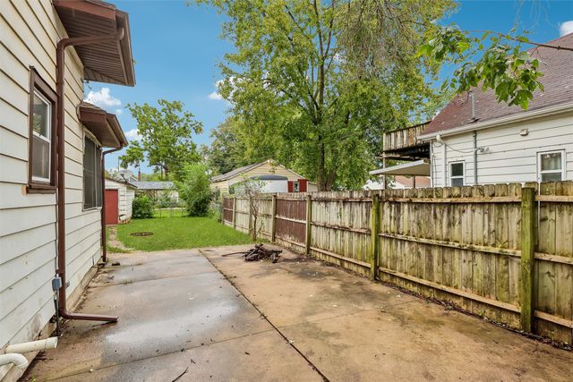 2814 E Walnut Street, Des Moines, IA 50317