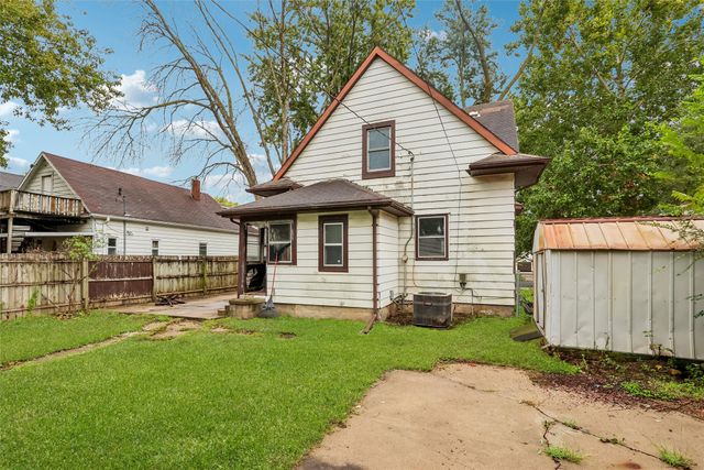 2814 E Walnut Street, Des Moines, IA 50317