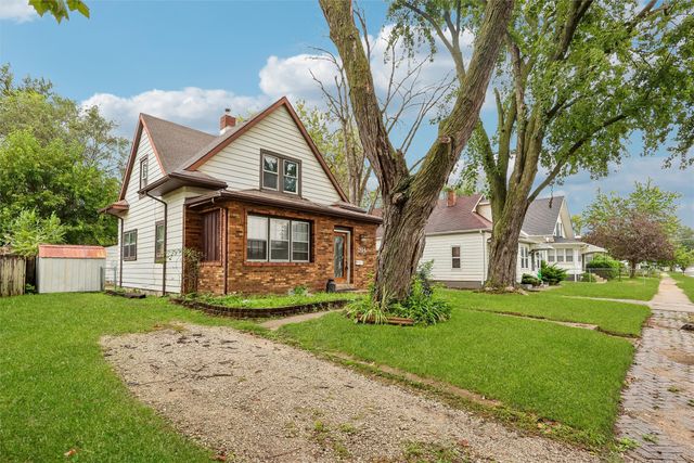 2814 E Walnut Street, Des Moines, IA 50317