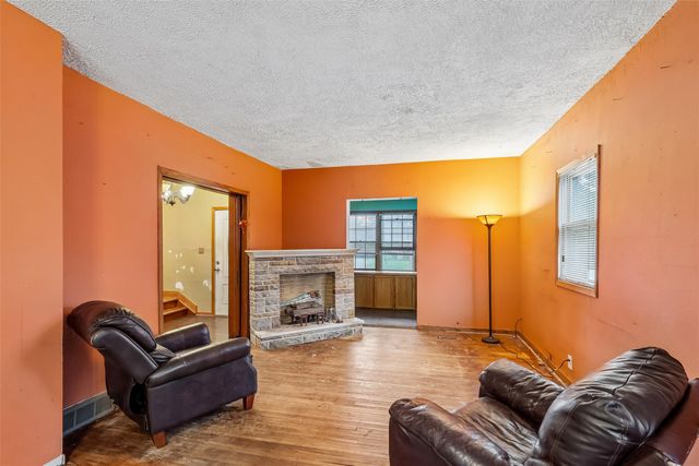 2814 E Walnut Street, Des Moines, IA 50317