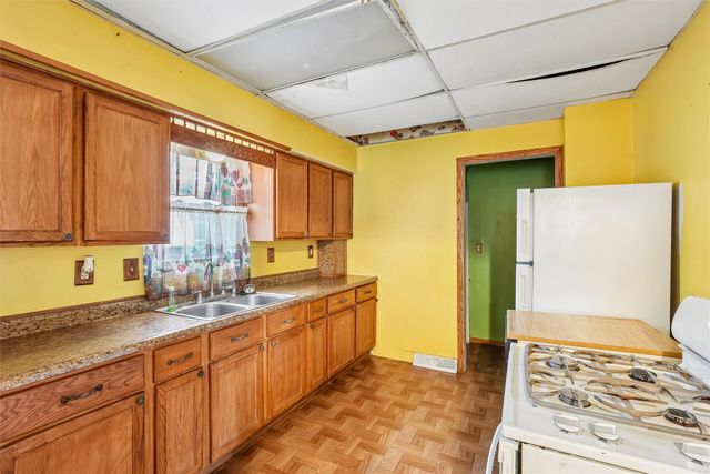 2814 E Walnut Street, Des Moines, IA 50317