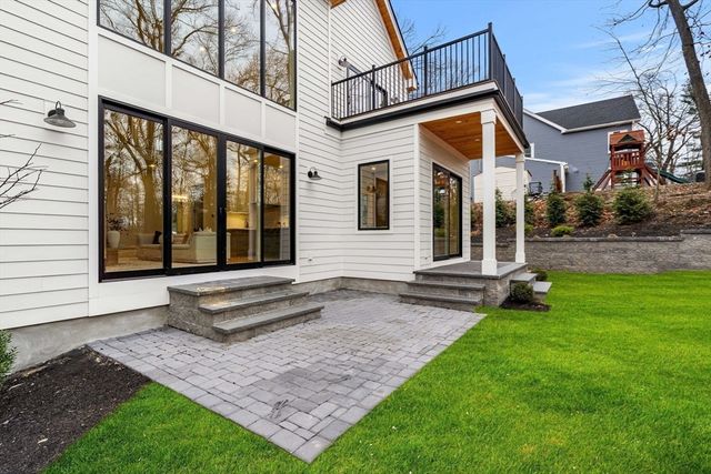 128 Charlemont, Newton, MA 02461