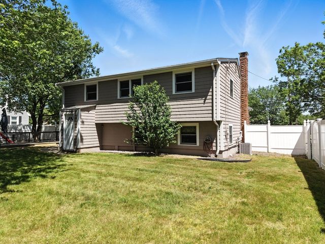 55 Rogers Dr, Stoughton, MA 02072