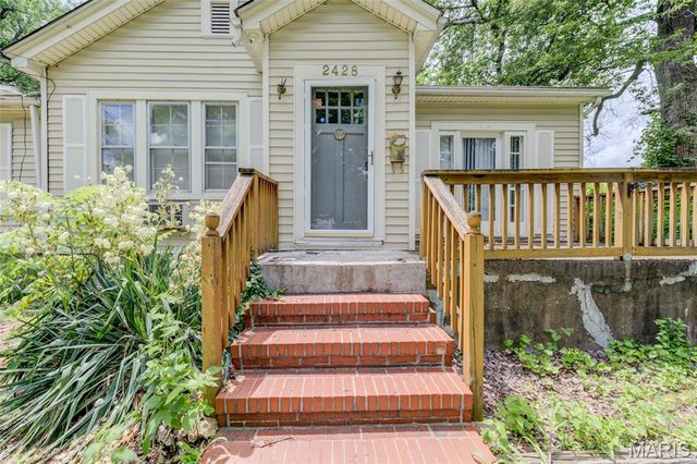 2428 Mary Avenue, St Louis, MO 63136