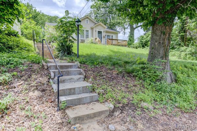 2428 Mary Avenue, St Louis, MO 63136