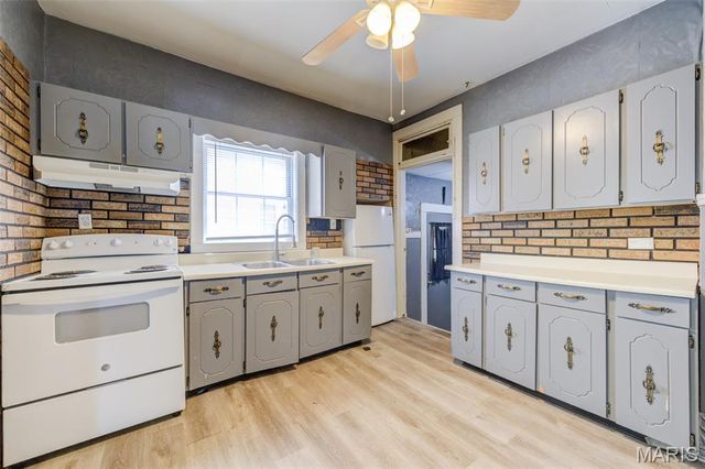 2428 Mary Avenue, St Louis, MO 63136
