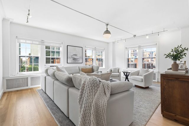 90 Commonwealth Ave 22, Boston, MA 02116