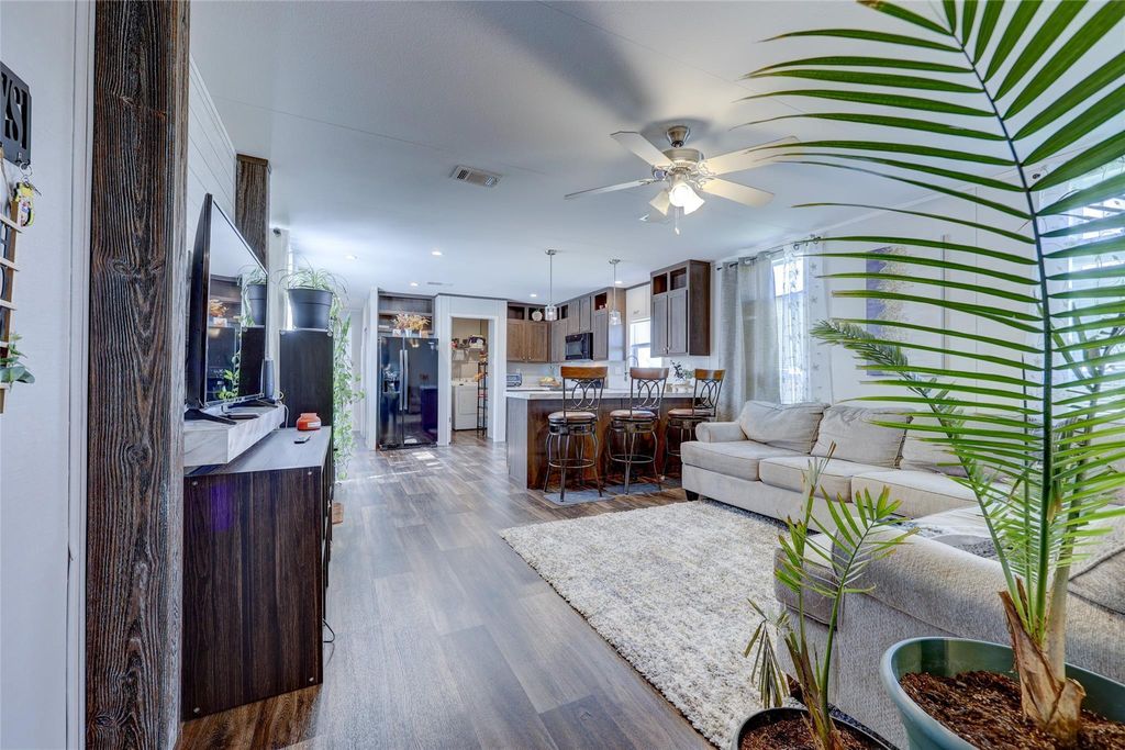 290 Margarita DR, Dale, TX 78616