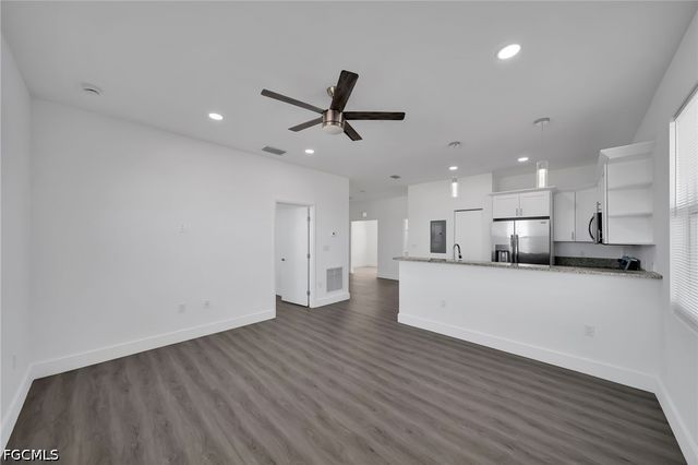 275 SW 4th ST 220, Cape Coral, FL 33991