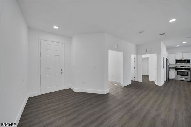 275 SW 4th ST 220, Cape Coral, FL 33991