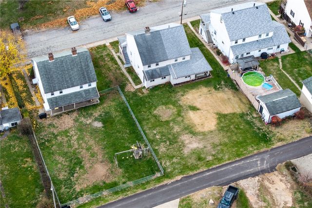 24 Adams St, Cokeburg, PA 15324