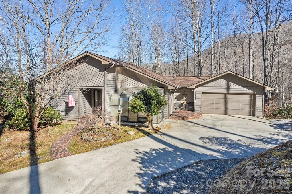 831 Forest Run Road, Whittier, NC 28789