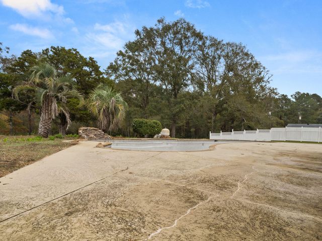 754 Browns Ln, Leesville, LA 71446