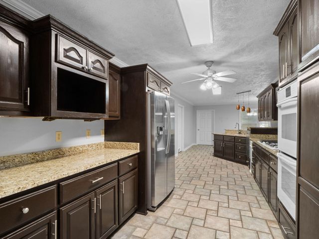 754 Browns Ln, Leesville, LA 71446