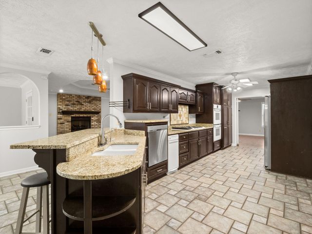 754 Browns Ln, Leesville, LA 71446