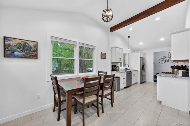 286 State Route 32 S, New Paltz, NY 12561