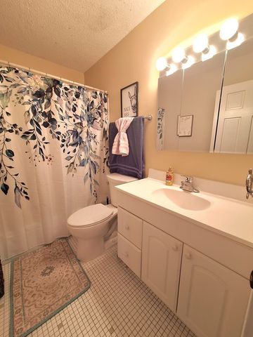 2211 S Stewart Avenue 4A, Lombard, IL 60148