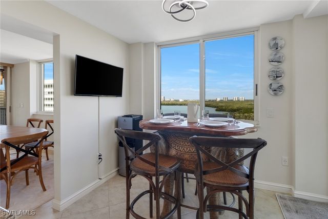 25 Bluebill AVE A906, Naples, FL 34108