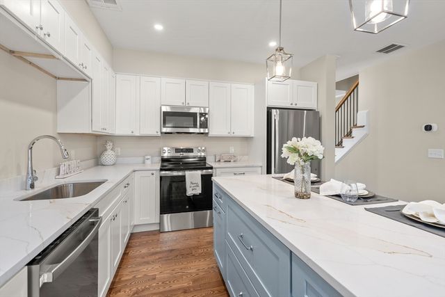 18 Danielles Way, Worcester, MA 01606