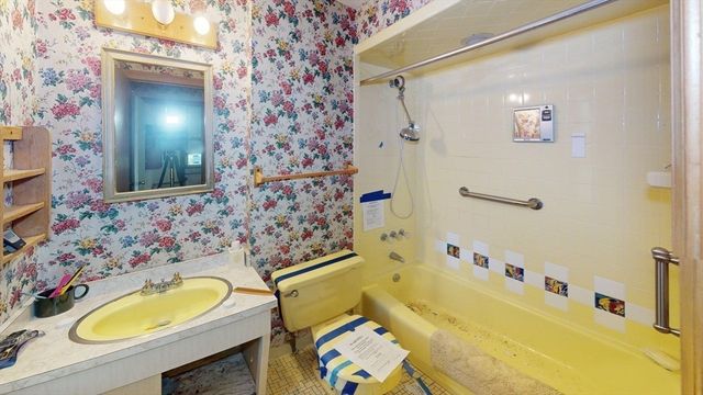 8 Pennock Rd, Chelmsford, MA 01824