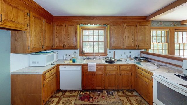 8 Pennock Rd, Chelmsford, MA 01824