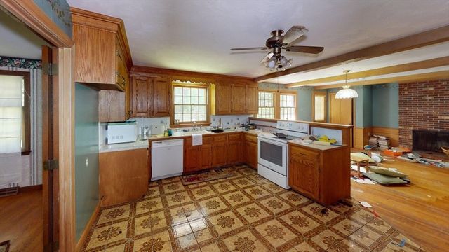 8 Pennock Rd, Chelmsford, MA 01824