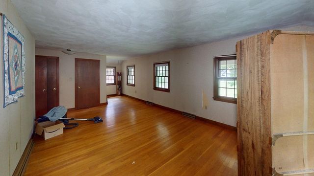 8 Pennock Rd, Chelmsford, MA 01824