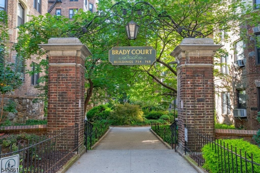 756 Brady 609, New York, NY 10462 — exterior