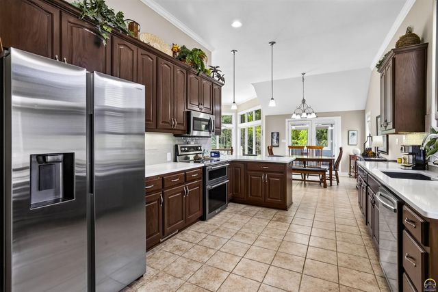 2225 SW Millers Glen DR, Topeka, KS 66614