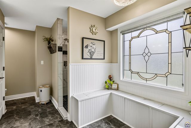 2225 SW Millers Glen DR, Topeka, KS 66614