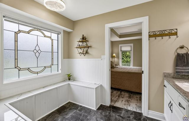 2225 SW Millers Glen DR, Topeka, KS 66614