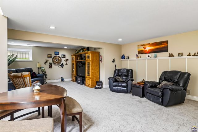 2225 SW Millers Glen DR, Topeka, KS 66614