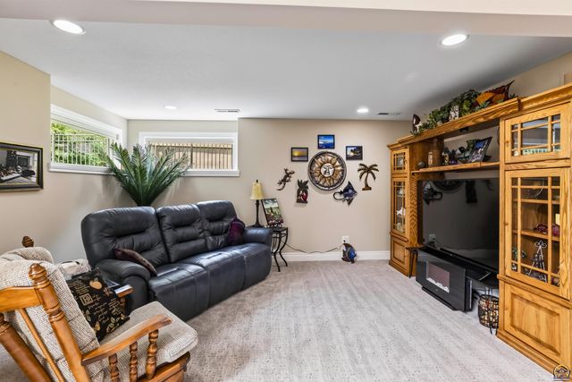 2225 SW Millers Glen DR, Topeka, KS 66614