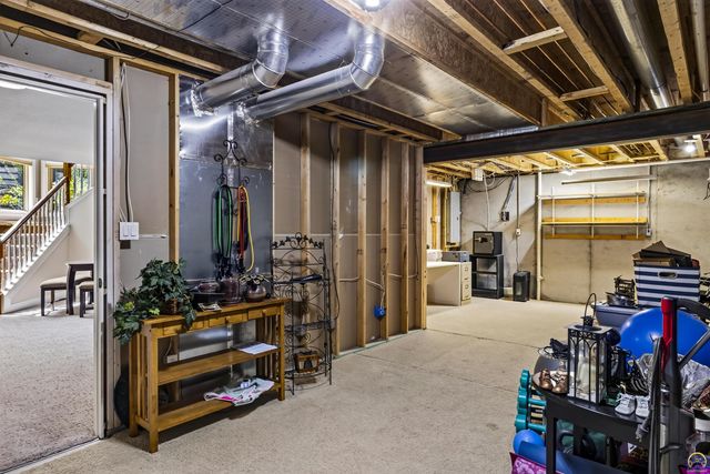 2225 SW Millers Glen DR, Topeka, KS 66614