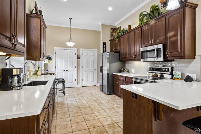 2225 SW Millers Glen DR, Topeka, KS 66614