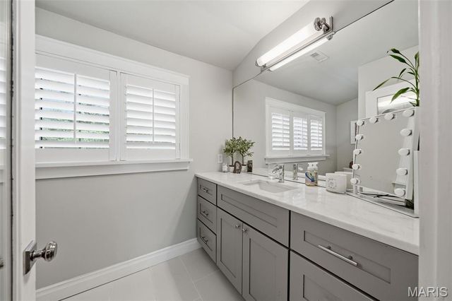 1345 Green Tree Lane, Glendale, MO 63122