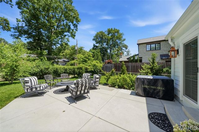 1345 Green Tree Lane, Glendale, MO 63122