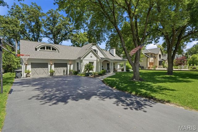 1345 Green Tree Lane, Glendale, MO 63122